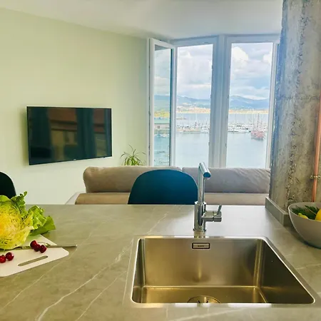 Holibai, Miradoiro En Zona De Lujo, * Baiona